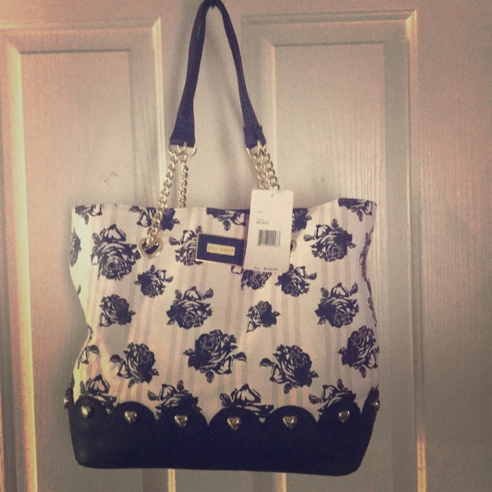 Super cute Betsey Johnson purse /bag roses 🌹